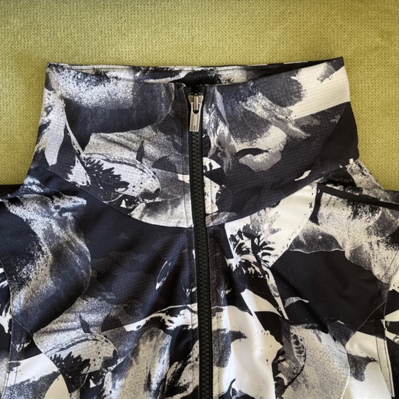 Lucy Stretch Activewear Jacket for Women. Black & White Floral Print. Size: S/P - Picture 4 of 7